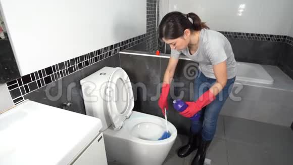 女人用刷子清洗马桶视频的预览图