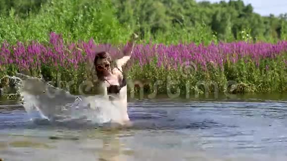 穿泳衣的女孩在河里洗澡视频的预览图