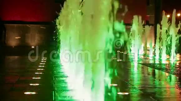 夜晚美丽多彩的喷泉视频的预览图