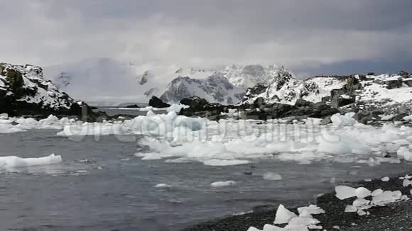 流动水中融化的冰川冰视频的预览图
