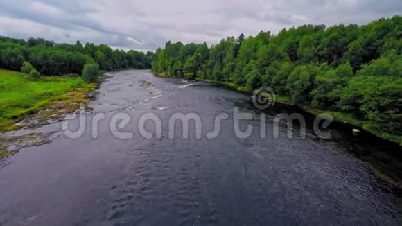 俄罗斯Msta河航空无人机航班视频的预览图