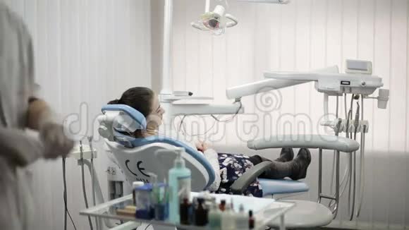牙医和病人互相交谈视频的预览图