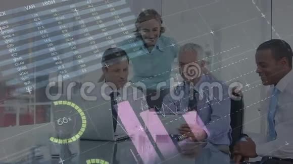 商业人士看着前景上有数字数据和图表的数字平板电脑视频的预览图