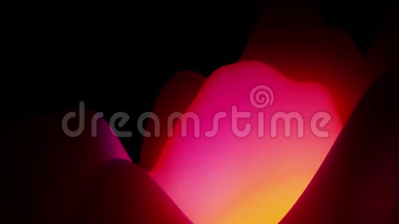 带有抽象流体红色紫色梯度的4k无缝环内部辉光波状表面美丽的色彩渐变视频的预览图