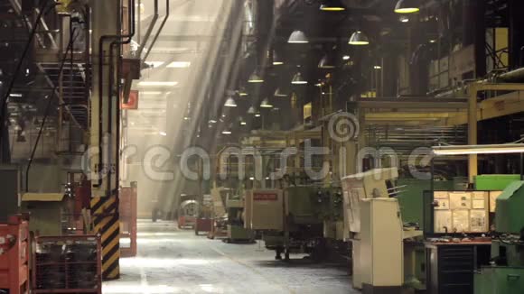 工厂巨大的车间大厅视频的预览图