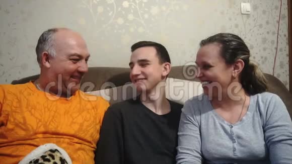 父子俩玩得开心家庭幸福视频的预览图