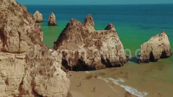 葡萄牙阿尔加维一个带游客的落基海滩的大角度稳定拍摄视频的预览图