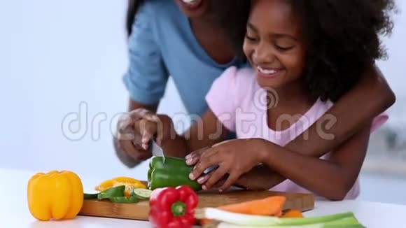 母亲和女儿准备蔬菜视频的预览图