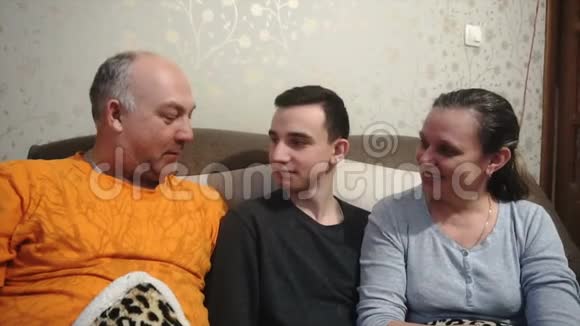父子俩玩得开心家庭幸福视频的预览图
