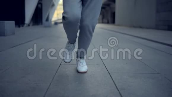 低角度运动男子在城市里跑步视频的预览图