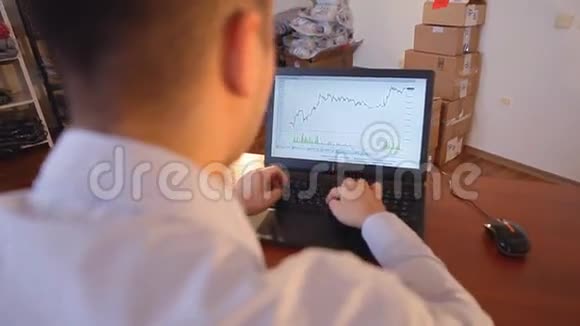 这位年轻的商人正在研究他们在笔记本电脑上的收入规模视频的预览图