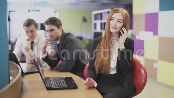 女人打电话笑着看办公室视频的预览图