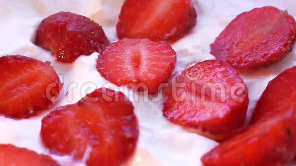 草莓是用勺子从奶油中取出的一次宏观射击视频的预览图