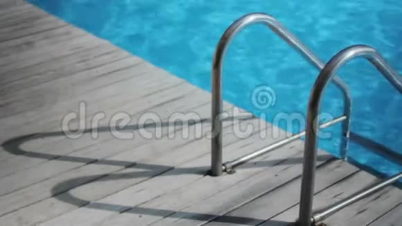 蓝色泳池栏杆阴影视频的预览图
