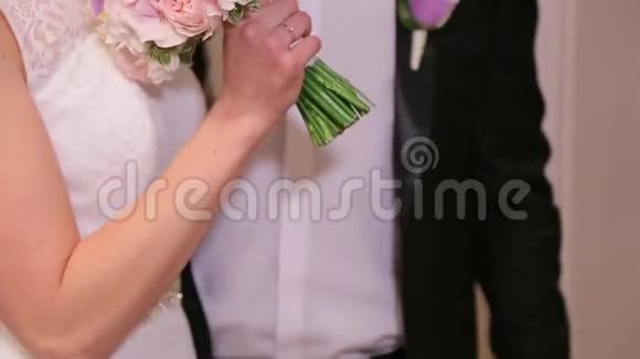 新娘捧着婚礼花束笑了视频的预览图