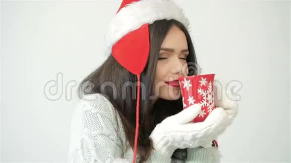 圣诞老人拿着红色咖啡杯视频的预览图