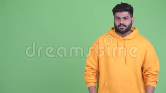 快乐的年轻体重超重的印度男人视频的预览图