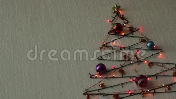 多种颜色的闪光灯和圣诞树球在墙上以圣诞树的形式出现视频的预览图