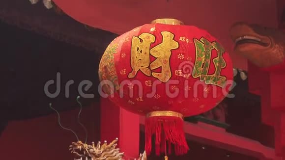 印度寺庙入口的中国灯和龙视频的预览图
