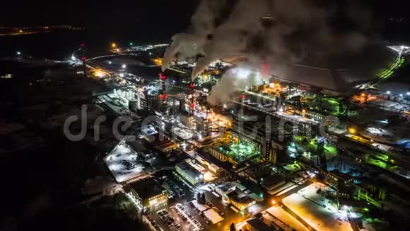 炼油厂上景夜间工业时间流逝视频的预览图