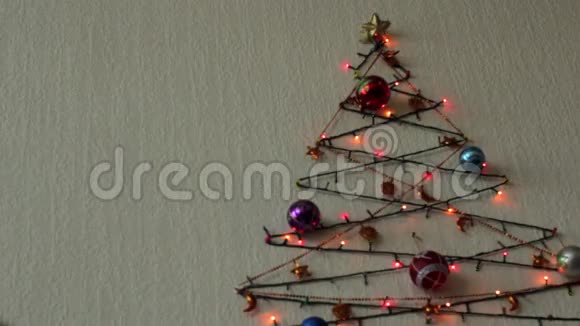 多种颜色的闪光灯和圣诞树球在墙上以圣诞树的形式出现视频的预览图