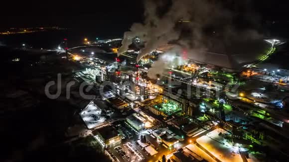 炼油厂上景夜间工业时间流逝视频的预览图
