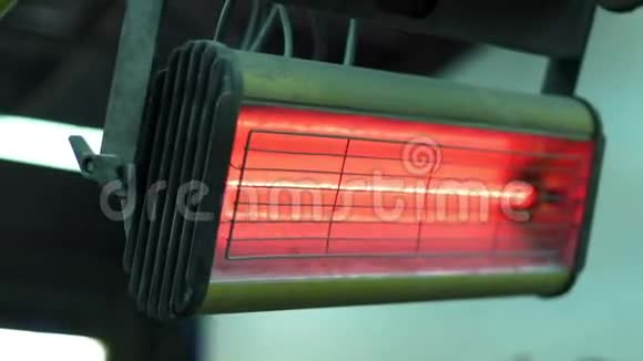 红外线灯用于干燥油漆零件视频的预览图