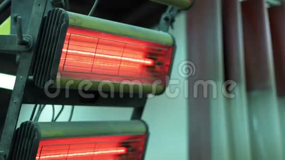 红外线灯用于干燥油漆零件视频的预览图