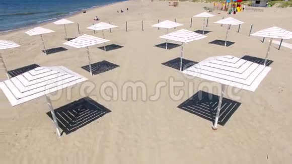 海滩雨伞从上面可以看到视频的预览图
