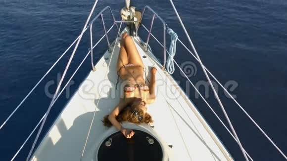 漂亮的女孩在游艇上日光浴视频的预览图