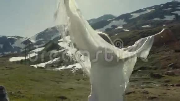 开朗的女孩在山里跳舞视频的预览图