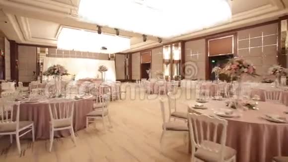 豪华宴会厅装饰鲜花视频的预览图