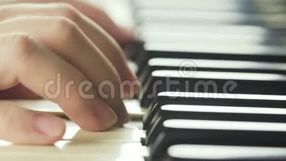 女孩弹钢琴特写4K视频的预览图