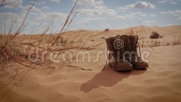 撒哈拉景观沙丘风和探险者的靴子视频的预览图