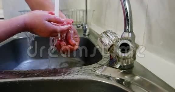 父子俩在厨房水槽里洗手视频的预览图
