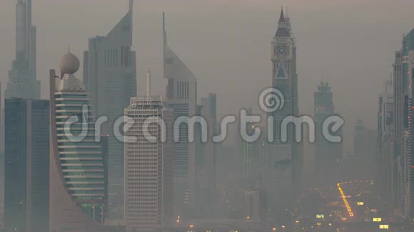 市区景色清晨薄雾迪拜视频的预览图