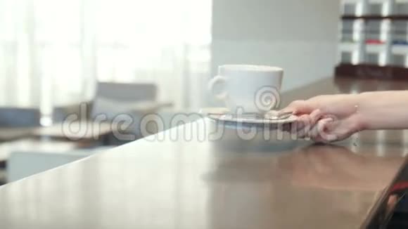 微笑的女服务员把咖啡放在柜台上视频的预览图