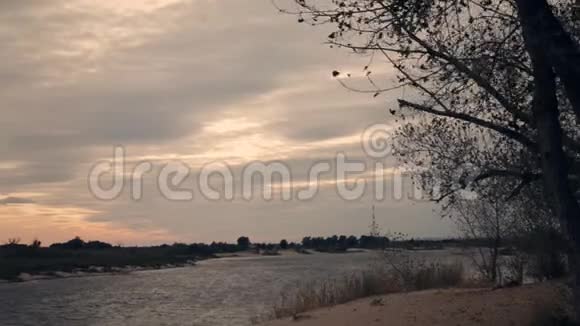 秋天的河流景观视频的预览图