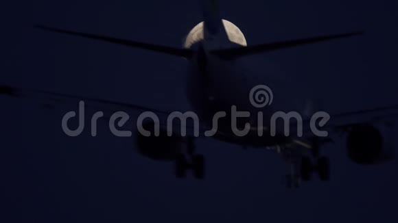 夜间逆月喷气式飞机降落底部观景视频的预览图
