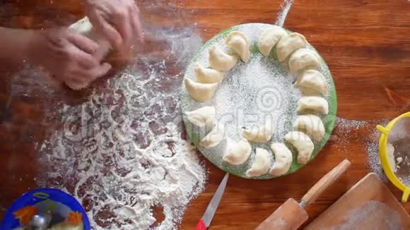 老年妇女自制饺子面团高清视频视频的预览图