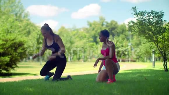 年轻女性在公园锻炼户外健身运动视频的预览图