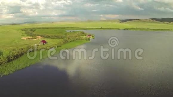 哈萨克斯坦湖畔两栋房子的鸟瞰图视频的预览图