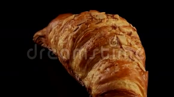 加杏仁的早餐牛角面包视频的预览图