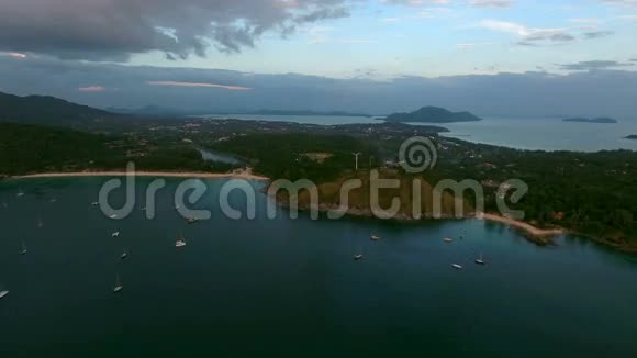 直升机飞越停泊在普吉岛老渔村附近海湾的游艇视频的预览图