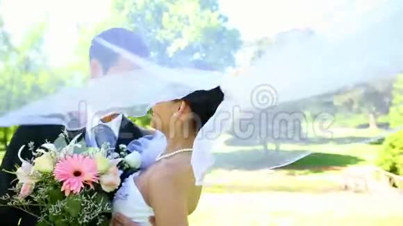 站在公园里的新婚快乐视频的预览图