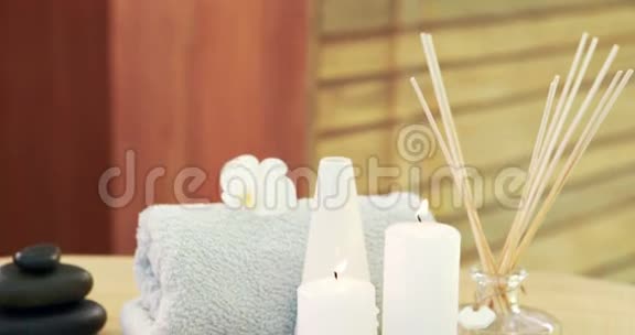 油毛巾蜡烛和石头视频的预览图