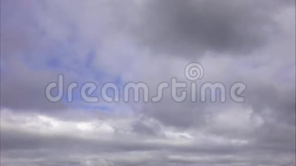 灰云在蓝天的背景下游动秋天的阴天时光流逝的片段视频的预览图