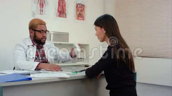 医生给女病人开药并说明剂量视频的预览图