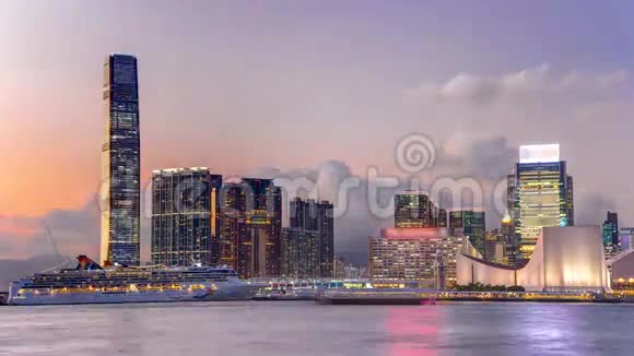 香港中国天际线全景与摩天大楼日夜横跨维多利亚港时间推移视频的预览图