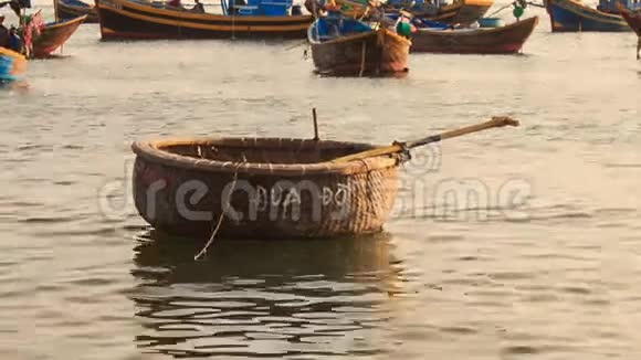 越南渔船海上空浮视频的预览图